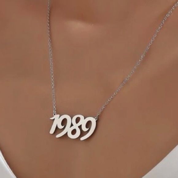 *NEW* TAYLOR SWIFT Themed 1989 Album Year Number Necklace in Silver - Picture 2 of 5